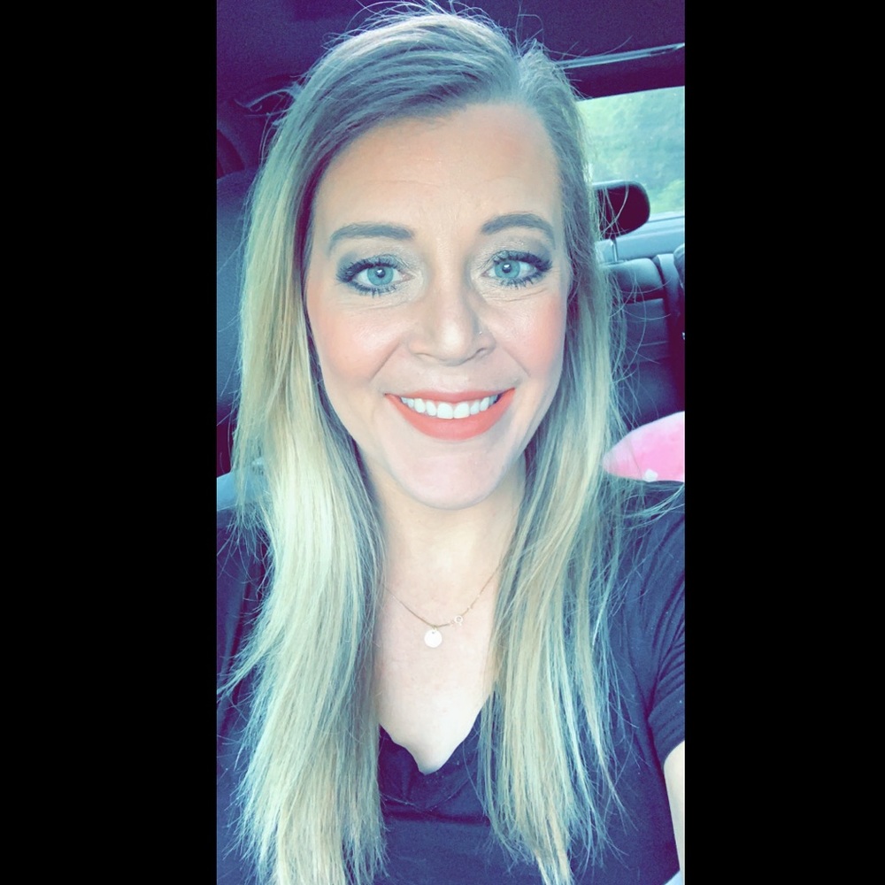 Meet your posher!!! Hello 😃 I’m Tara! 🖤💄♠️❤️